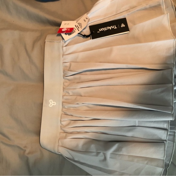 TNA tennis skirt never worn, tags still on - Picture 3 of 3